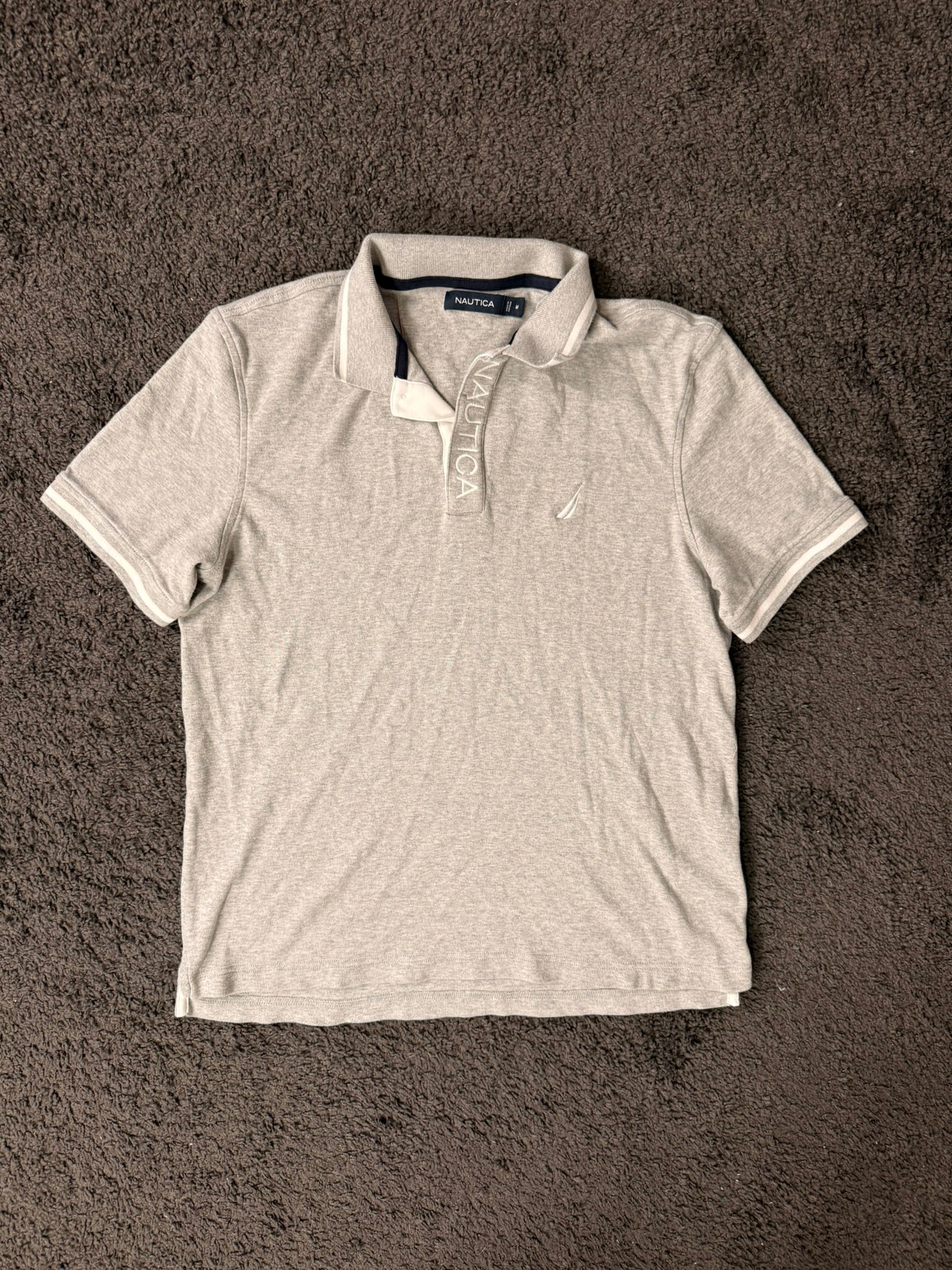 Nautica Polo Shirt in Grau mit Logo-Detail am Kragen